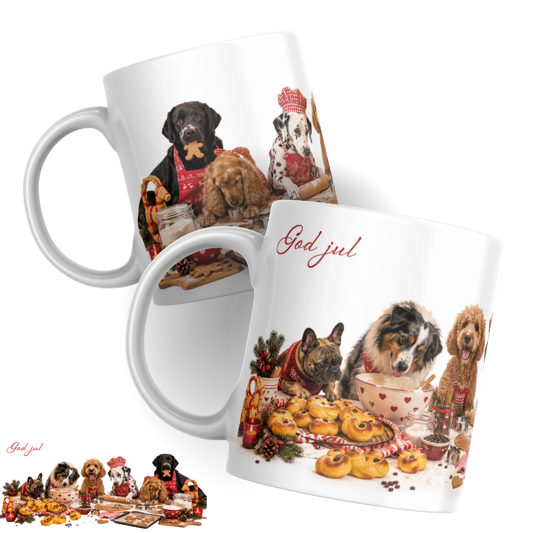 Vit keramikmugg med texten "God jul" i röd skrivstil samt ett juligt motiv med hundar som samlats runt ett bakbord fyllt med nygräddade lussebullar, en skål med smet och juldekorationer.