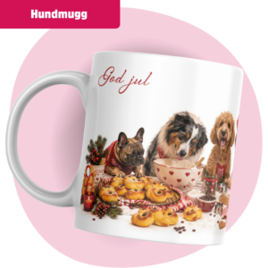 Vit keramikmugg med texten "God jul" i röd skrivstil samt ett juligt motiv med hundar som samlats runt ett bakbord fyllt med nygräddade lussebullar, en skål med smet och juldekorationer.